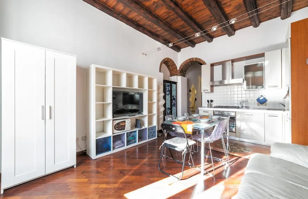 Guesthost - Porta Romana & Bocconi Cosy Apartment-1
