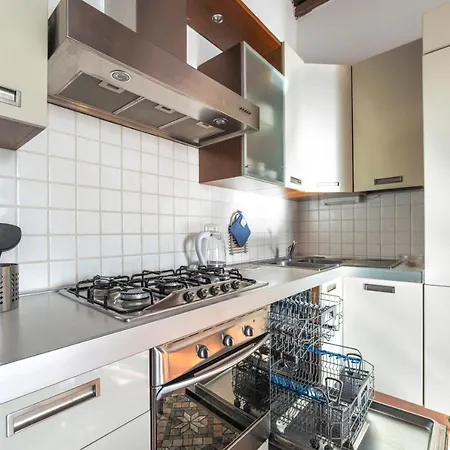 Guesthost - Porta Romana & Bocconi Cosy Apartment-3
